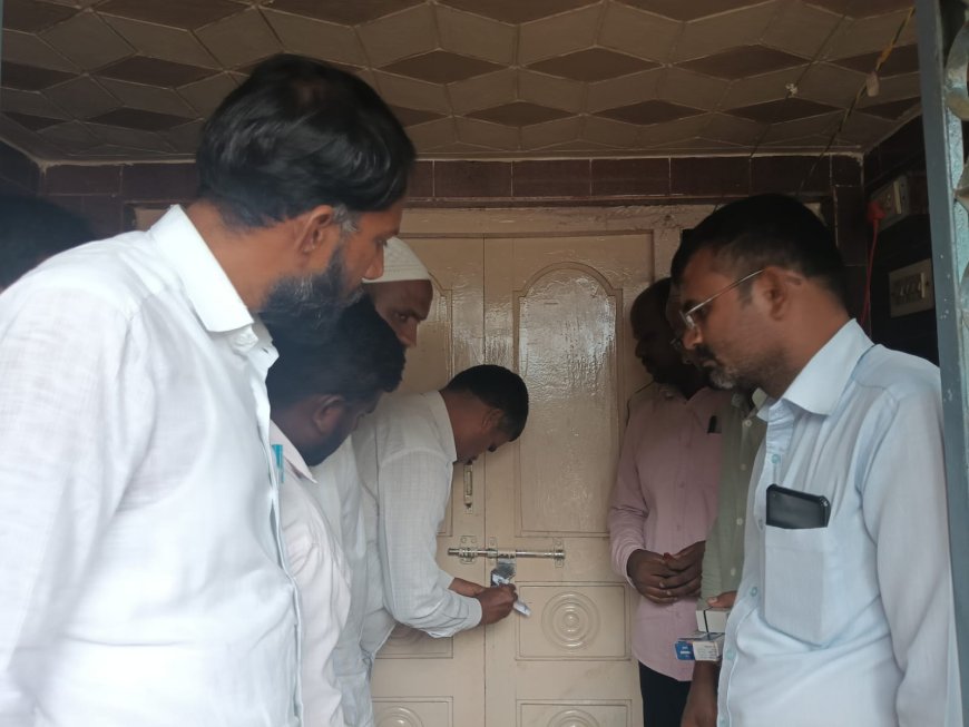 పుస్తకాలు అమ్మే బుక్ స్టాల్ నుసీజ్ చేసిన  అధికారులు