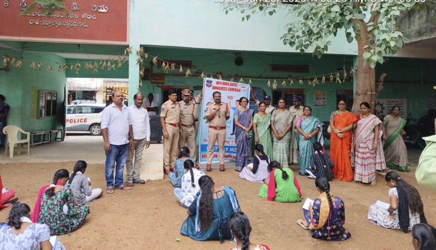 యాంటీ డ్రగ్స్ అవేర్నెస్ వార్షికోత్సవం సందర్భంగాస్థానిక సిసి రెడ్డి స్కూల్లో విద్యార్థులకు డ్రగ్స్ నివారణ పై అవగాహన""సిఐ శివశంకర్ కోదాడ టౌన్ పిఎస్
