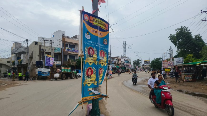 వాహనదారులకు ప్రమాదంగా  మారిన ఫ్లెక్సీ లు