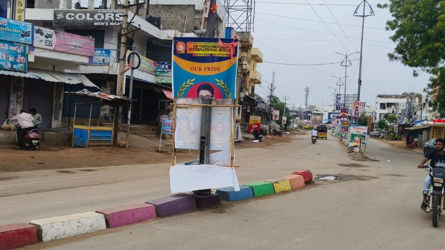 వాహనదారులకు ప్రమాదంగా  మారిన ఫ్లెక్సీ లు