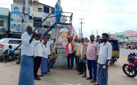 కామ్రేడ్ దొడ్డి కొమరయ్య 79వ వర్ధంతి సందర్భంగా చిత్రపటానికి పూలమాలలు వేసి నివాళులర్పించిన న్యూ డెమోక్రసీ నాయకులు