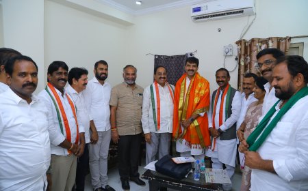 **ఖమ్మం జిల్లా కాంగ్రెస్ పార్టీ కార్యాలయంలో ఏఐసీసీ ఇంచార్జ్ శ్రీ చల్ల వంశీ చందర్ రెడ్డి ని మర్యాదపూర్వకంగా కలిసిన""మంత్రి తుమ్మల*