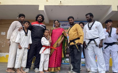 ఐజ తైక్వాండో విద్యార్థిని విద్యార్థులకు బెల్టు ప్రధానం చేసిన రాష్ట్ర  తైక్వాండో జనరల్ సెక్రటరీ మాస్టర్ కే శ్రీహరి