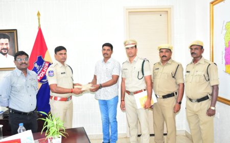 ఎస్పీ చేతులమీదుగా సహుద్యోగికి ఆర్థిక సహాయాన్ని అందించిన పోలీసులు 