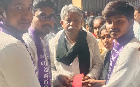 పద్మశ్రీ గ్రహీత మందకృష్ణ మాదిగ నీ కలిసి భారత రాజ్యాంగ పుస్తకాన్ని బహూకరించిన యువతరం పార్టీ రాష్ట్ర అధ్యక్షులు వేణుగోపాల్ రెడ్డి గుజ్జుల