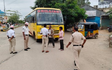 ప్రైవేట్ స్కూల్ బస్సులపై ట్రాఫిక్ పోలీస్ అధికారుల తనిఖీలు: ట్రాఫిక్ ఎస్సై  బాలచంద్రుడు