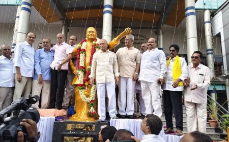 ఎన్టీఆర్ విగ్రహానికి నివాళులర్పించిన""శ్రీ తొండపు దశరథ జనార్ధన్