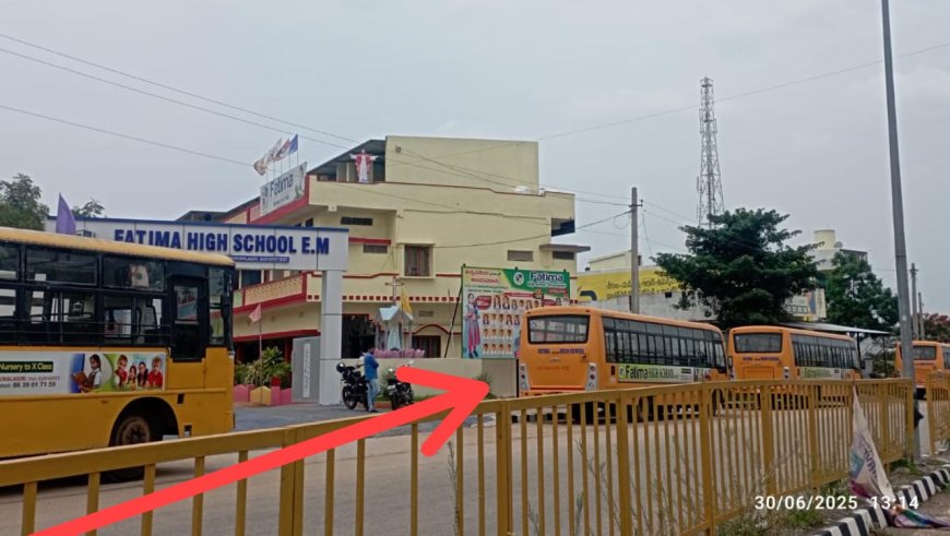 రోడ్లపై స్కూల్ బస్సుల పార్కింగ్