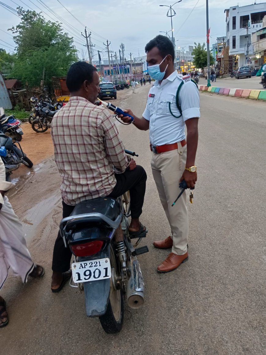 మద్యం తాగి వాహనాలు నడిపితే జైలుకే : ట్రాఫిక్ ఎస్సై బాలచంద్రుడు