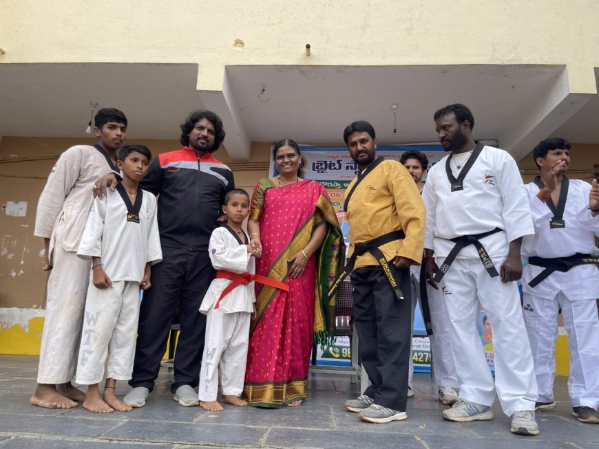ఐజ తైక్వాండో విద్యార్థిని విద్యార్థులకు బెల్టు ప్రధానం చేసిన రాష్ట్ర తైక్వాండో జనరల్ సెక్రటరీ మాస్టర్ కే శ్రీహరి