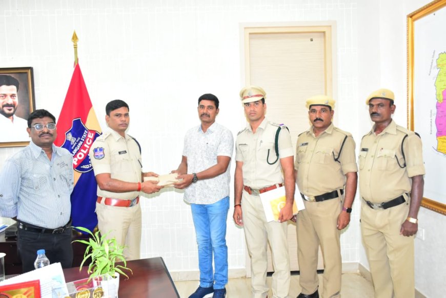 ఎస్పీ చేతులమీదుగా సహుద్యోగికి ఆర్థిక సహాయాన్ని అందించిన పోలీసులు