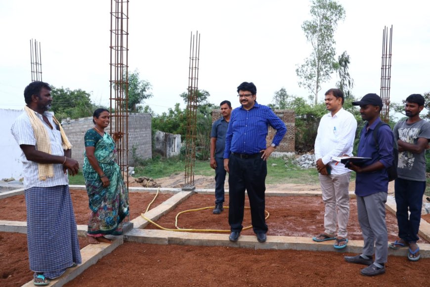 వెల్దేవి గ్రామంలో ఇందిరమ్మ ఇండ్ల నిర్మాణాన్ని ఆకస్మిక తనికి చేసిన జిల్లా కలెక్టర్ హనుమంతురావు
