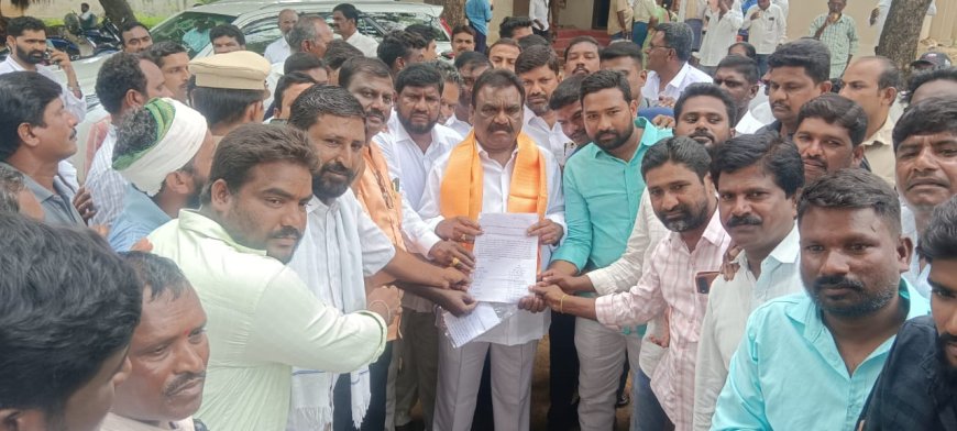 దళిత బంధు బాధితులు ఎమ్మెల్యే సామేల్ కు వినతిపత్రం అందజేత