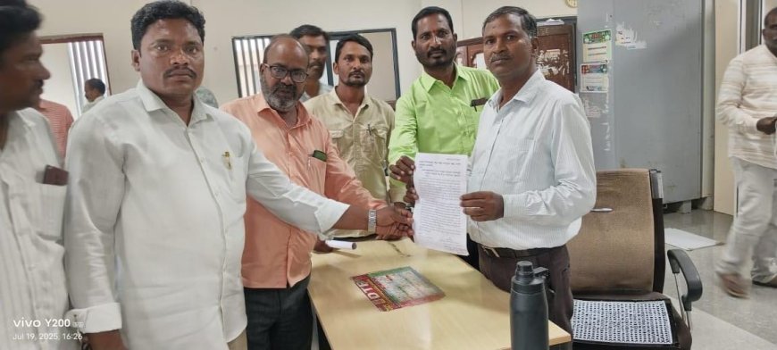 ప్రధానోపాధ్యాయుని సస్పెండ్ ను రద్దు చేయాలాంటూ కలెక్టర్, డీఈఓ  వినతి పత్రం
