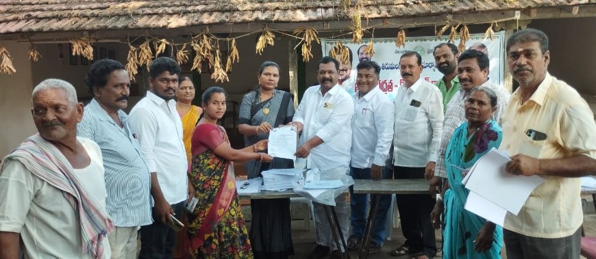 రేషన్ కార్డులను పంపిణీ చేసిన మార్కెట్ కమిటీ చైర్మన్
