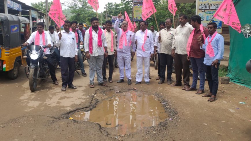 టిఆర్ఎస్ పార్టీ కృషి ధర్నా ఫలితమే రోడ్డు శంకుస్థాపన