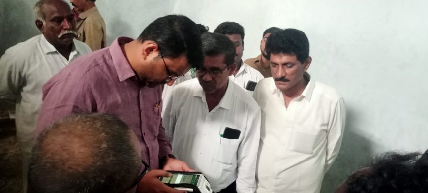 మల్దకల్ సింగల్ విండో సొసైటీ ని సందర్శించిన కలెక్టర్.