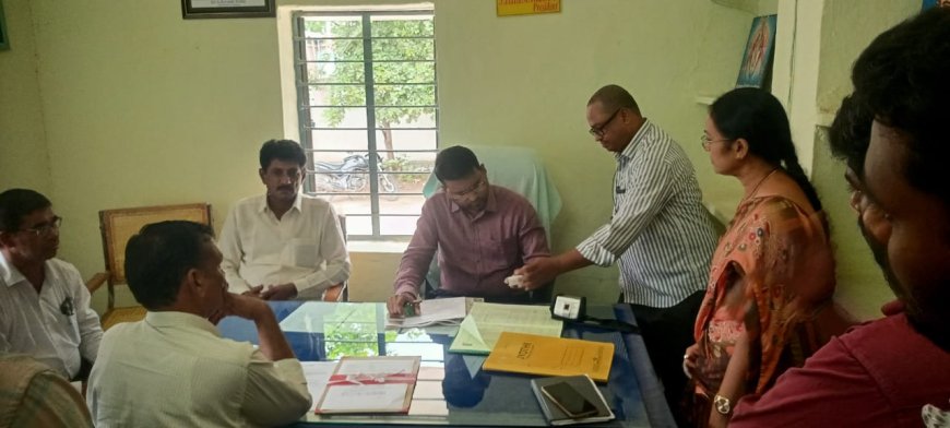మల్దకల్ సింగల్ విండో సొసైటీ ని సందర్శించిన కలెక్టర్.