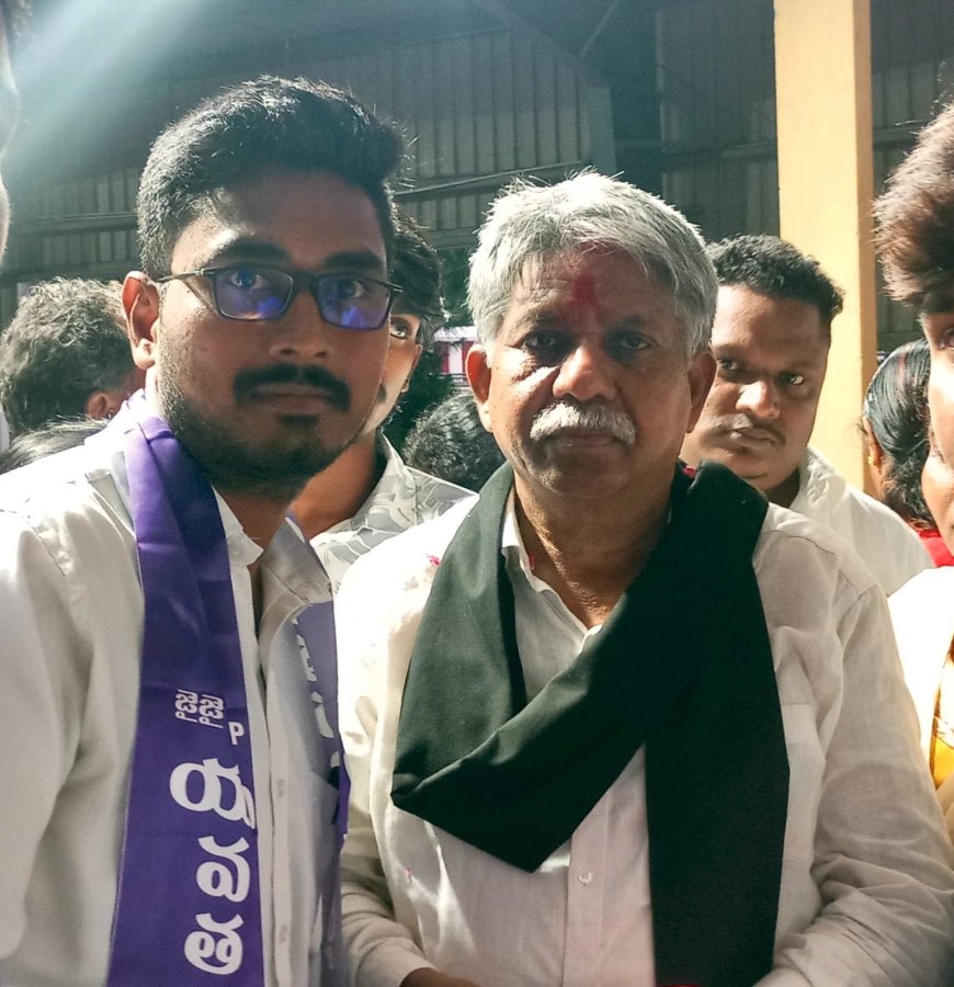 పద్మశ్రీ గ్రహీత మందకృష్ణ మాదిగ నీ కలిసి భారత రాజ్యాంగ పుస్తకాన్ని బహూకరించిన యువతరం పార్టీ రాష్ట్ర అధ్యక్షులు వేణుగోపాల్ రెడ్డి గుజ్జుల