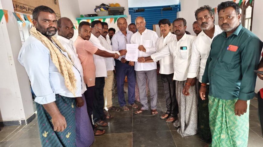మండల ఎంపీడీవో భాస్కర్ గారికి వినతి పత్రం అందించిన రాజోలి గ్రామస్తులు
