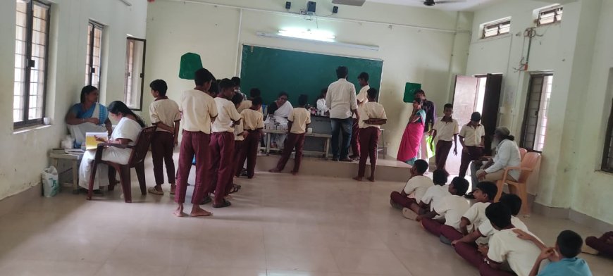 గురుకుల పాఠశాలలో సందర్శించిన వైద్య ఆరోగ్య సిబ్బంది