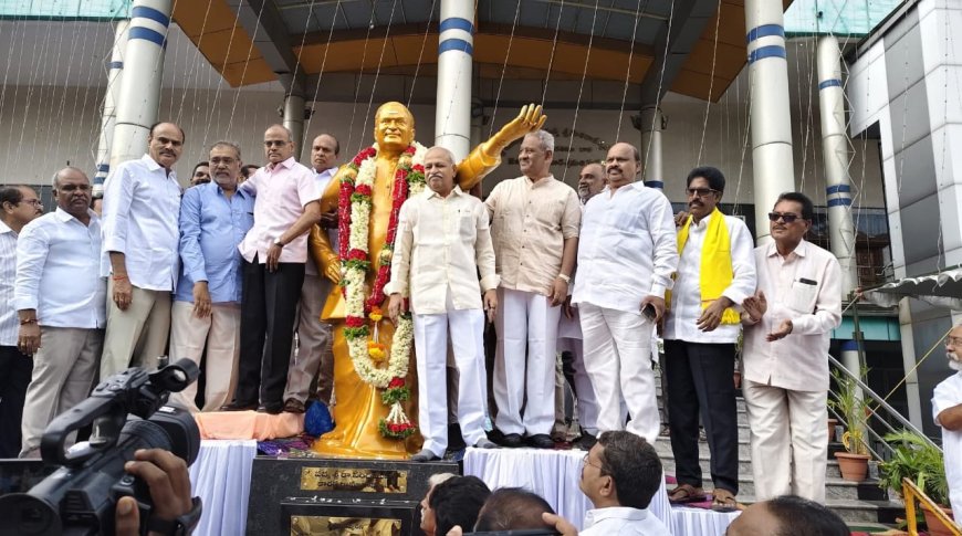 ఎన్టీఆర్ విగ్రహానికి నివాళులర్పించిన""శ్రీ తొండపు దశరథ జనార్ధన్