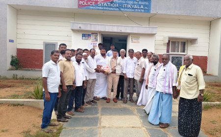 నూతన ఎస్సైను కలిసిన మండలకాంగ్రెస్ నాయకులు