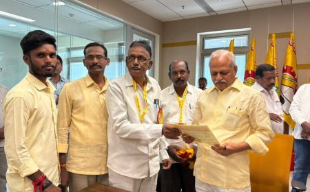 **ప్రజా సమస్యలపై స్పందిస్తున్న తెలుగుదేశం పార్టీ""మంగళగిరి తెలుగుదేశం పార్టీ కార్యాలయంలో మాజీ ఎమ్మెల్సీ శ్రీ తొండపు జనార్దన్*