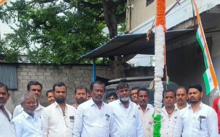 జాతీయ జెండా ఎగరవేసిన సెంట్రింగ్ అసోసియేషన్ అధ్యక్షులు ఏర్పుల గాలయ్య