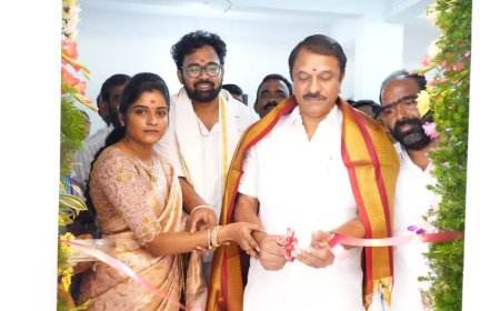 బి.యన్.రెడ్డి టీచర్స్  కాలనీలో నూతనంగా సంధ్య కౌచర్ సారీ సెంటర్ ను ప్రారంభించారు.