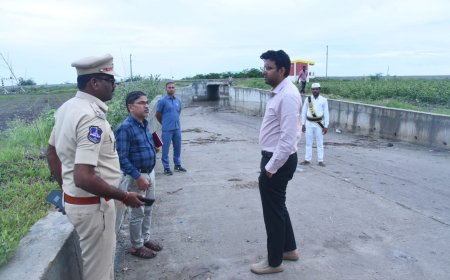 * భారీ వర్షాల కారణంగా వాగుల్లో నీటి ప్రవాహం తీవ్రమైందని ప్రజలకు ఎలాంటి ఇబ్బందులు తలెత్తకుండా తక్షణంసహాయక చర్యలు చేపట్టాలని కలెక్టర్