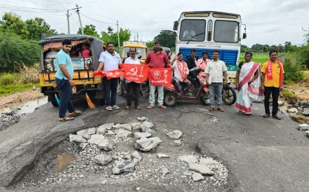 రోడ్ల మరమ్మతులు చేపట్టాలని న్యూడెమోక్రసీ రాస్తారోకో