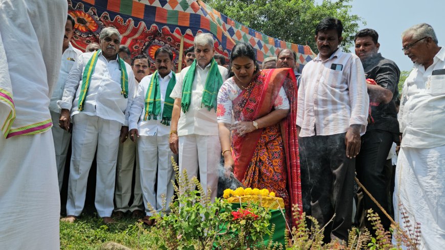 గౌరవరం హెడ్ రెగ్యులేటర్ నుంచి కంచల ఏటూరు మేజర్ కాలువకు"" జల హారతి