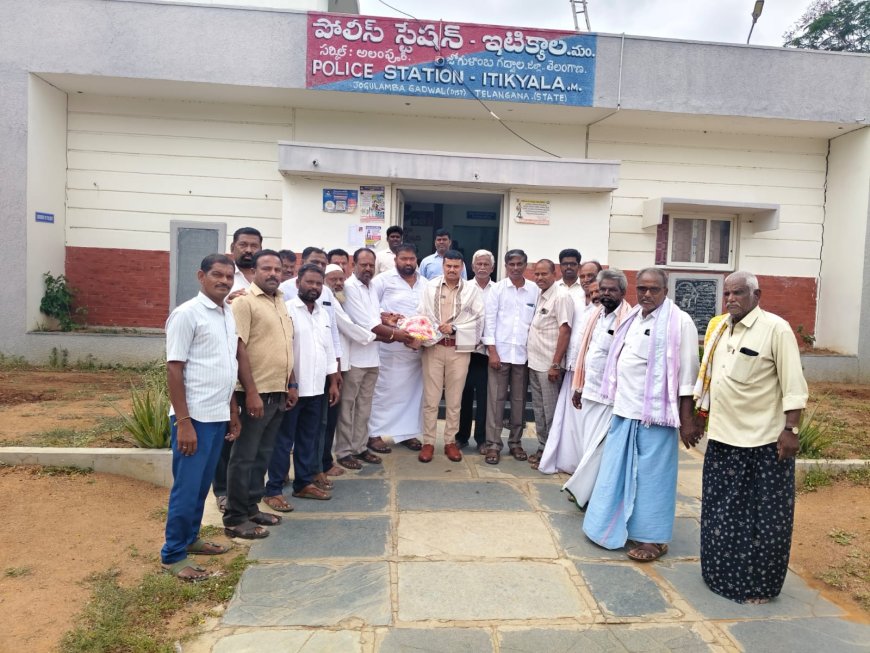 నూతన ఎస్సైను కలిసిన మండలకాంగ్రెస్ నాయకులు