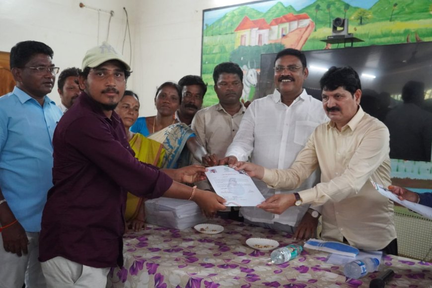 నూతన రేషన్ కార్డుల పంపిణీ కార్యక్రమంలో స్థానిక ఎమ్మెల్యే డాక్టర్ తెల్లం వెంకట్రావు