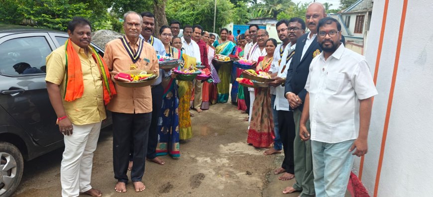 **నేలకొండపల్లిలో శ్రీ వాసవి కన్యకా పరమేశ్వరి అమ్మవారికి చీర సారే కార్యక్రమం""వాసవి క్లబ్ ఇంటర్నేషనల్ అంతర్జాతీయ ఆధ్వర్యంలో*