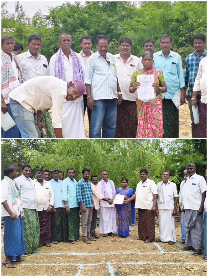 ఇంద్రమ్మ ఇండ్ల ప్రోసిడింగ్  కాపీలను లబ్ధిదారులకు అందజేసిన జూపల్లి అనుచరులు