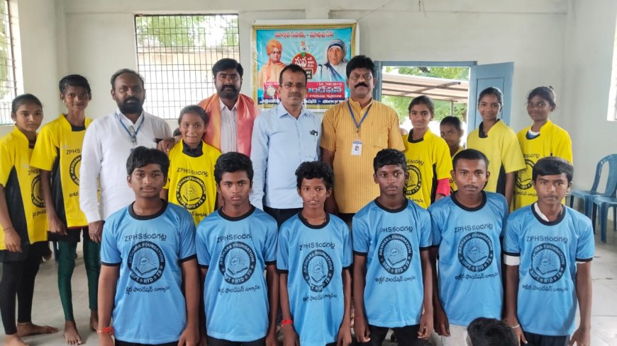 అక్షర ఫౌండేషన్ ఆధ్వర్యంలో  విద్యార్థులకు క్రీడా దుస్తులు పంపిణీ
