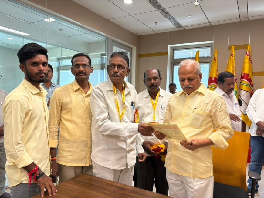**ప్రజా సమస్యలపై స్పందిస్తున్న తెలుగుదేశం పార్టీ""మంగళగిరి తెలుగుదేశం పార్టీ కార్యాలయంలో మాజీ ఎమ్మెల్సీ శ్రీ తొండపు జనార్దన్*