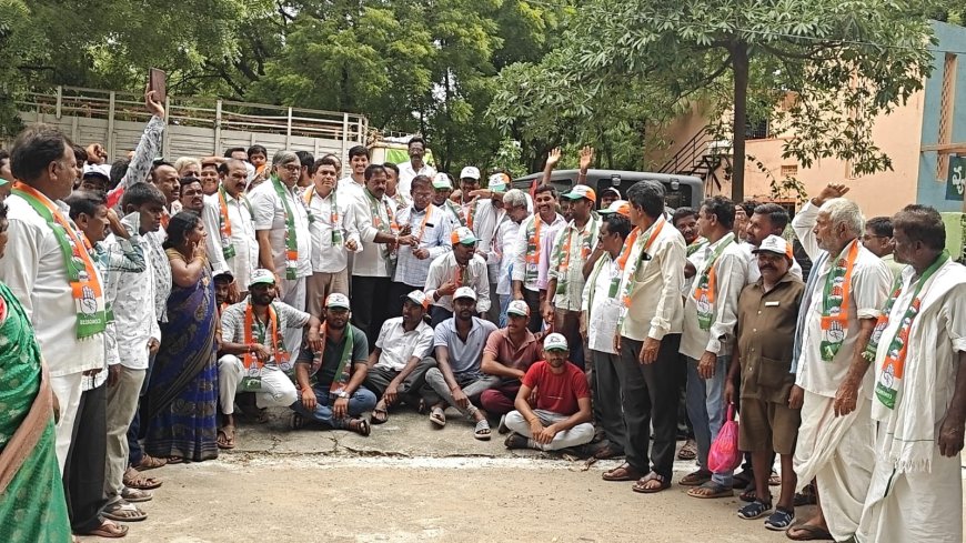 **నేలకొండపల్లి మండలం మంగాపురం తండా టిఆర్ఎస్ పార్టీ కి చెందిన 30 కుటుంబాలు రాజీనామా""కాంగ్రెస్ పార్టీలోకి చేరిక"ఏఎంసీ చైర్మన్ వెన్నుపూసల