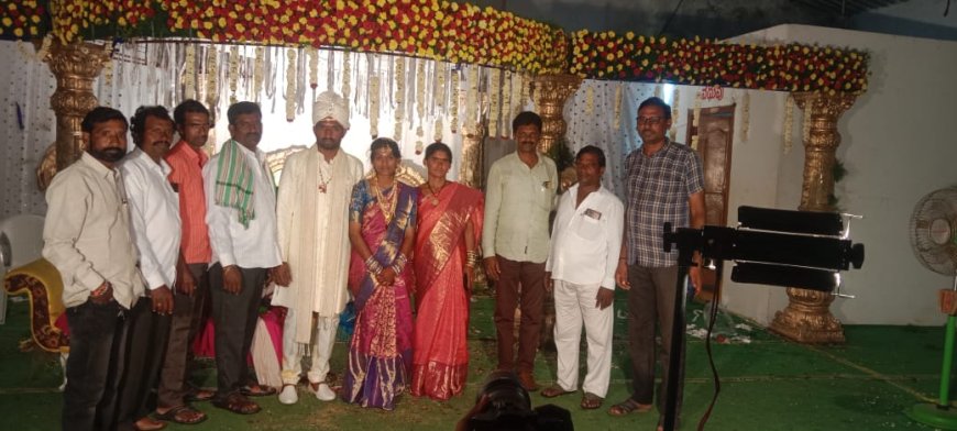 నూతన వధూవరులను ఆశీర్వదించిన1995 నాగారం బ్యాచ్