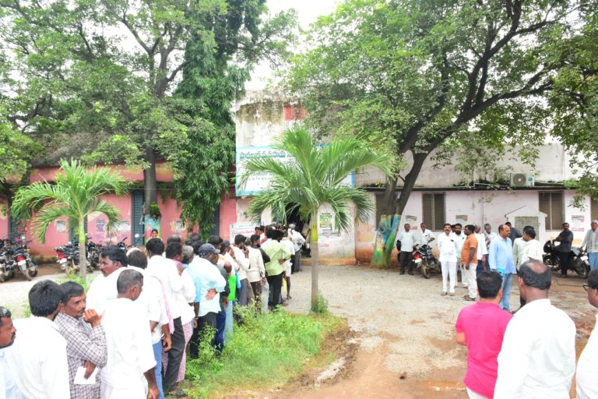 జిల్లాలో  రైతులకు  యూరియా ఇబ్బంది కలగకుండా పోలీస్ యంత్రాంగం చర్యలు తీసుకోవడం జరుగుతుంది