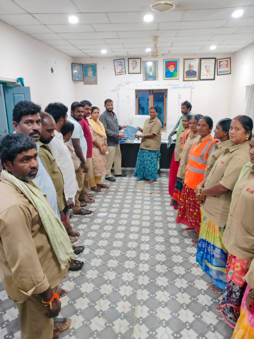 పారిశుద్ధ కార్మికులకు రెయిన్ కోట్లు అందజేత