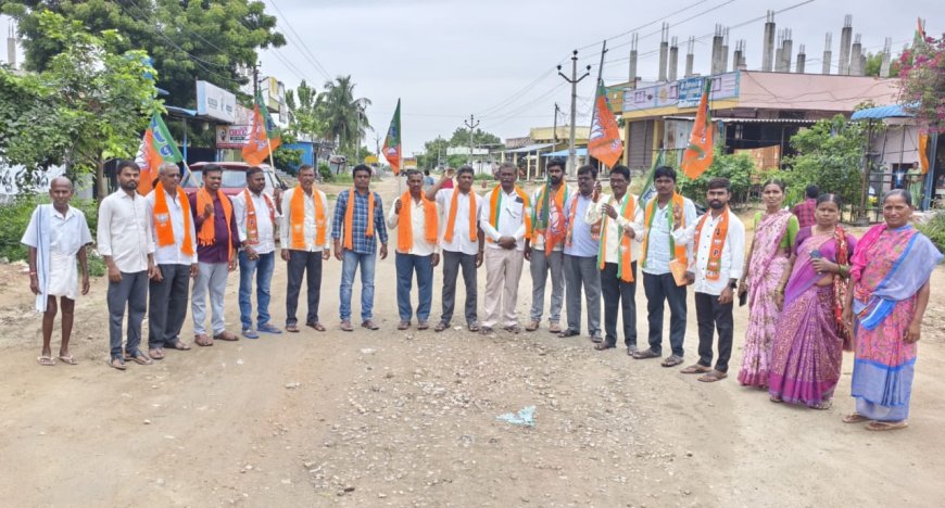 మండలంలోని ప్రధాన రహదారులను వెంటనే పూర్తి చేయాలి!బిజెపి మండల పార్టీ అధ్యక్షుడు ననుబోతు సైదులు