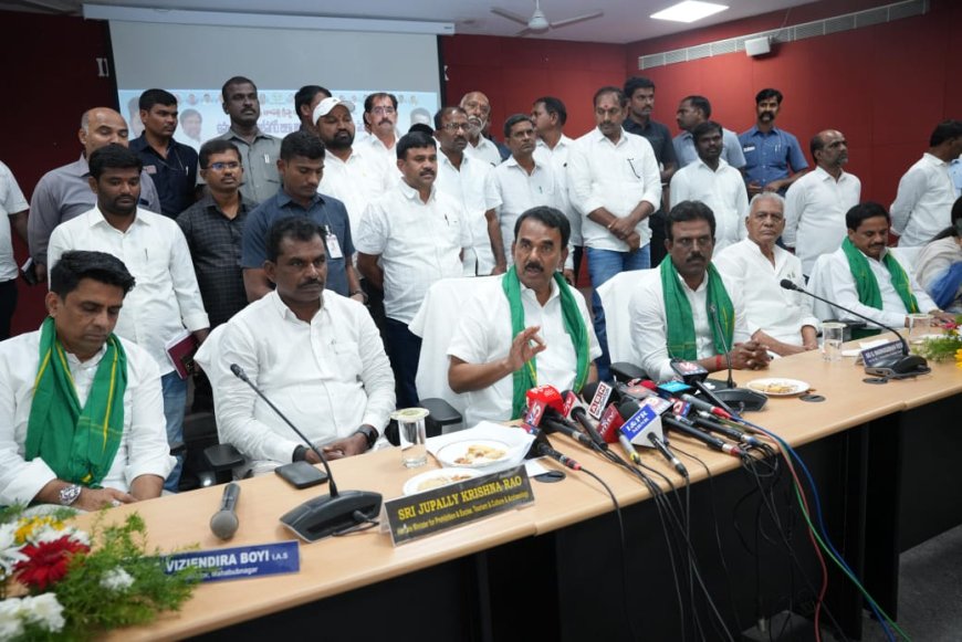 యూరియాపై రైతులు ఆందోళన చెందవద్దు