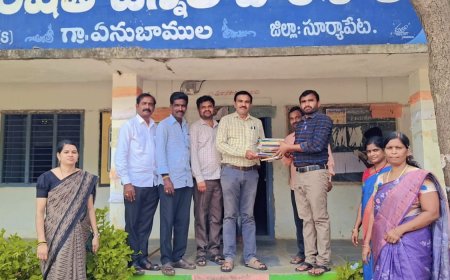 పిల్లలమర్రి పినవీరభద్ర కళాపీఠం సూర్యాపేట వారు పుస్తకాల బహుకరణ