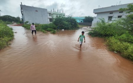 గాజులపేట కాలనీలో వర్షం దాటికి ఇళ్ల మధ్య చెరువుల తలపిస్తున్న గాజులపేట కాలనీ