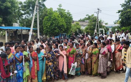 యూరియా కొరకు క్యూ లైన్ లో నిలబడిన మహిళలు