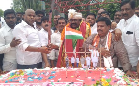 రంగారెడ్డి జిల్లా కాంగ్రెస్ పార్టీ అధ్యక్షులు మరియు తెలంగాణ రాష్ట్ర పట్టణ ఆర్థిక మౌలిక సదుపాయాల సంస్థ చైర్మన్ చల్లా నరసింహారెడ్డి జన్మదిన వేడుకలు ఘనంగా నిర్వహించారు.