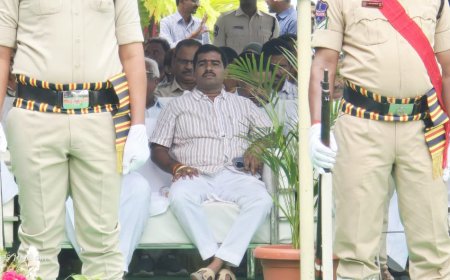 గద్వాల జిల్లా గ్రంథాల చైర్మన్ నీలి శ్రీనివాసులు, అల్లంపూర్ మార్కెట్ యార్డ్ చైర్మన్ దొడ్డప్ప లను స్టేజి మీదకు పిలవని అధికారులు